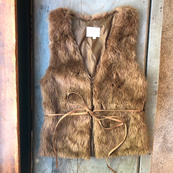 Love Tree Jackets & Blazers - Love Tree Faux fur vest small